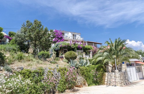 Pokrivenik Apartment | Apartments Dinko (37851-A1) - Gdinj - island Hvar