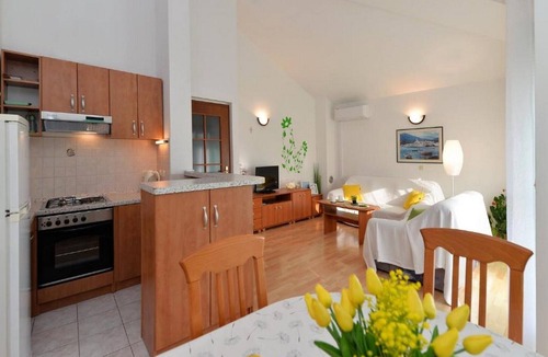 Betina Apartment | Apartments Divna - One Bedroom Apartment with Balcony (Zeleni)