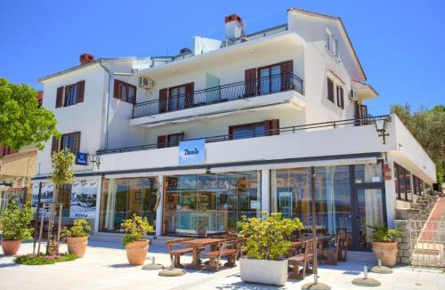 Njivice Apartment | Apartments Dundo
