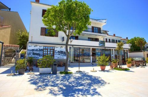Njivice Apartment | Apartments Dundo