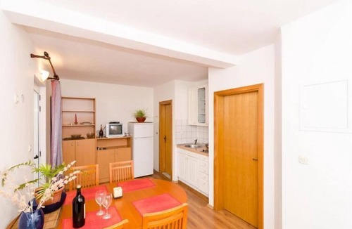 Putnikovic Apartment | Apartments Ereš Zuronja-One-Bedroom Apartment with Sea View 3