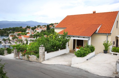 Splitska Apartment | Apartments Boro (33301-A2) - Splitska - island Brac