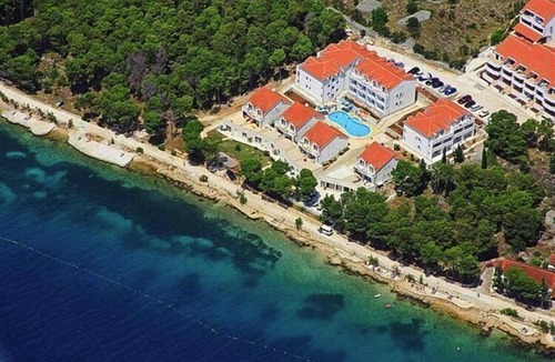 Cove Makarac (Milna) Apartment | Apartments Illyrian Resort, Milna, with pool