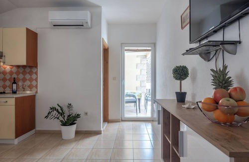 Istok Apartment | Apartments Ivo (36191-A1) - Makarska