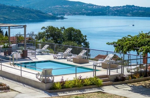 Zavrelje Apartment | Apartments Klis - Three-Bedroom Apartment with Terrace