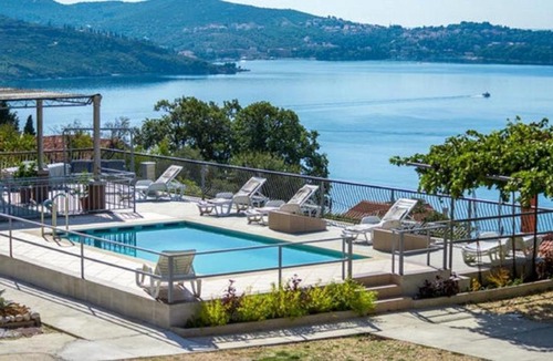 Zavrelje Apartment | apartments klis - three-bedroom apartment with terrace