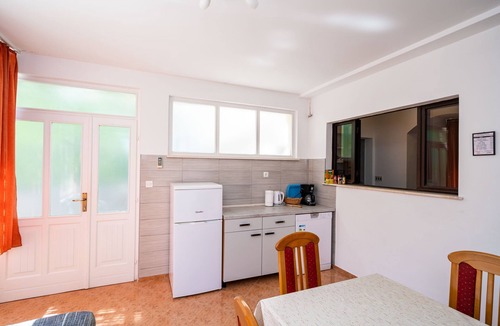 Zavrelje Apartment | Apartments Klis -Two-Bedroom Apartment with Terrace
