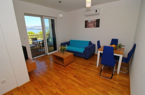 Drace Apartment | Apartments Kula - One-Bedroom Apartment with Terrace and Sea View-B1