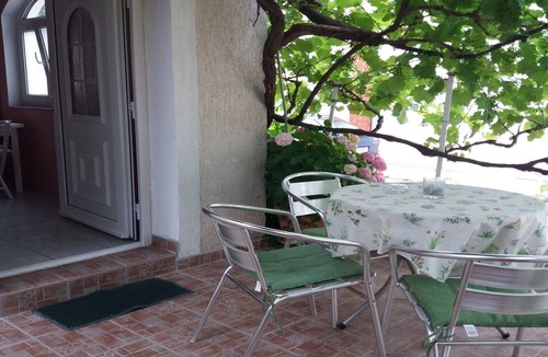Banjol Apartment | Apartments Lavanda & More - One Bedroom Apartment with Shared Terrace