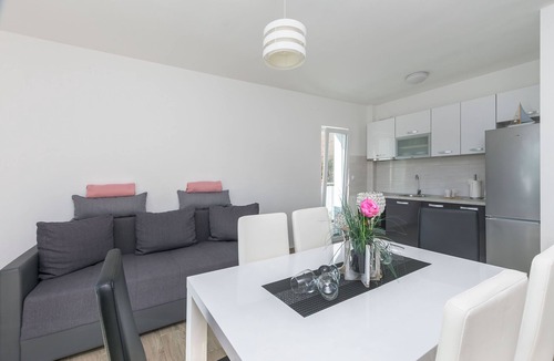 Ruskamen Apartment | Apartments Lorenzo (26581-A6) - Lokva Rogoznica