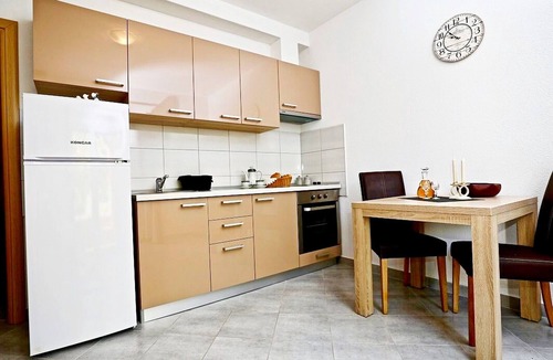 Sucuraj Apartment | Apartments Maja, (14482), Sucuraj, hr
