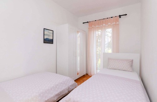 Supetar Apartment | Apartments Martić - Four Bedroom Apartment with Terrace and Sea View - (ST)
