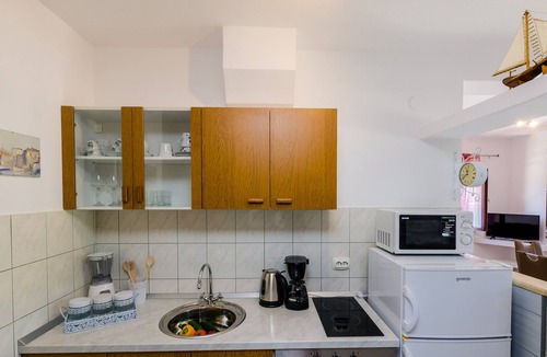Krucica Apartment | Apartments Melany - One Bedroom Apartment with Shared Terrace and Sea View