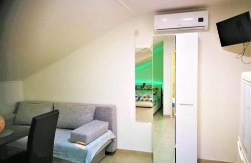 Gornji Karin Apartment | Apartments Milic - Studio Apartment with Sea View 4 - 2