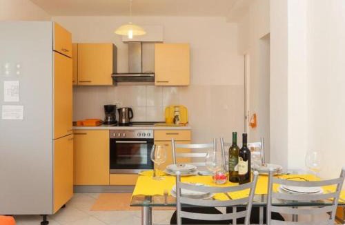 Babin Kuk Apartment | Apartments Pojko - One-Bedroom Apartment with Terrace Yellow