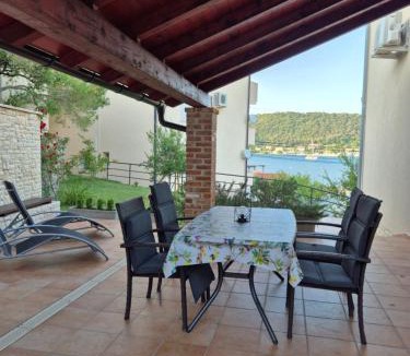 Supetarska Draga Apartment | Apartments Poljak