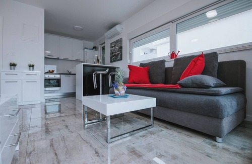 Zrce House | Apartments & Rooms Danivan Pool Villas