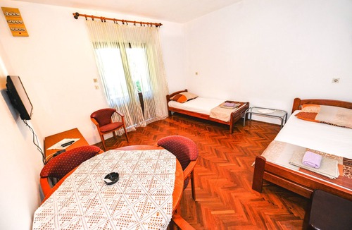 Zrce Apartment | Apartments URICA for max. 12 people near the center and beach