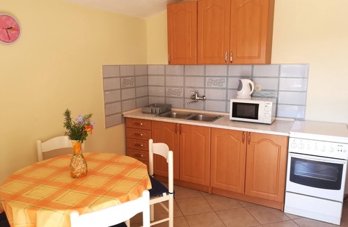 Tribunj Apartment | Apartments Vinka No. 2 with sea view (2 min. from the beach)