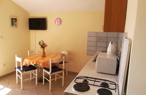 Tribunj Apartment | Apartments Vinka No. 2 with sea view (2 min. from the beach)