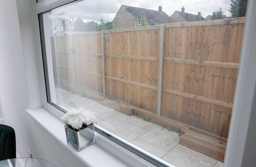 Cray Valley West Apartment | ApartmentSleeps2-Patio-Parking-Petsok-Orpington