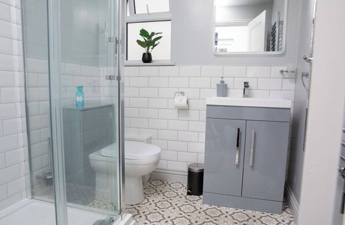 Cray Valley West Apartment | ApartmentSleeps2-Patio-Parking-Petsok-Orpington