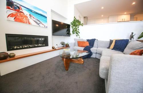 Bright House | Apex Villa