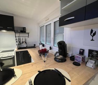 Chateau-Landon Apartment | Aphrodite LoveRoom