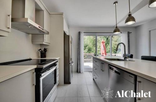Pont-Rouge Ski Chalet | Aphrodite- Piscine sauna et spa