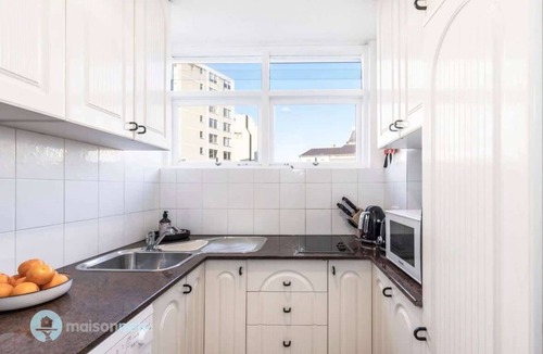 Elizabeth Bay Apartment | Apmnt With Parking, Balcony, Pool & Harbour Views