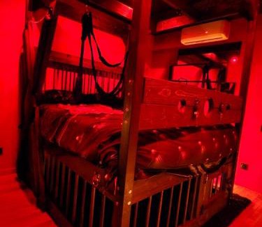 Vianne House | Apocalypse Love Room