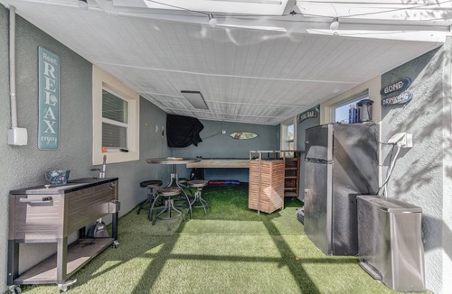 Apollo Beach House | Apollo Beach House w/Poolside bar + Fun Amenities