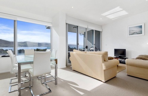 Apollo Bay Apartment | Apollo Blue 11 - Modern, Ocean Views, Central Location.
