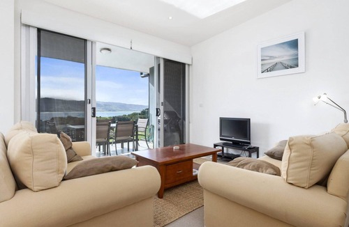 Apollo Bay Apartment | Apollo Blue 11 - Modern, Ocean Views, Central Location.