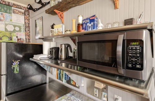 Mansion Hill House | Apothecarium: Cottage for Creativity and Vibing.