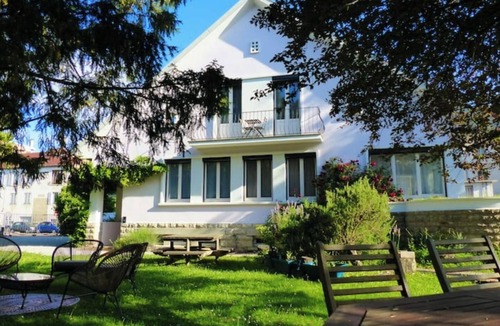 Lons-le-Saunier Apartment | App* 2/3 pers "Nuage" ☁️ Air-conditioned with garden