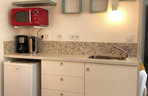 Lons-le-Saunier Apartment | App* 2/4 people "Pop" 🌈 ☀️ Air-conditioned with garden