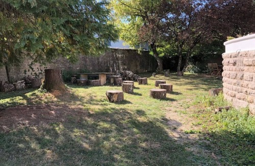 Lons-le-Saunier Apartment | App* 2/4 people "Pop" 🌈 ☀️ Air-conditioned with garden