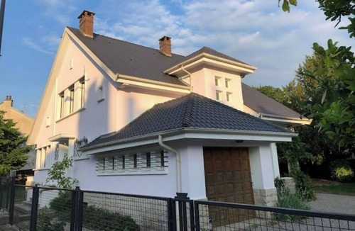 Lons-le-Saunier Apartment | App* 2/4 people "Pop" 🌈 ☀️ Air-conditioned with garden