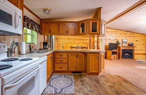 Unionville Cabin | Appalachian - Family Cabin with Hot Tub & Fishing near downtown Nashville