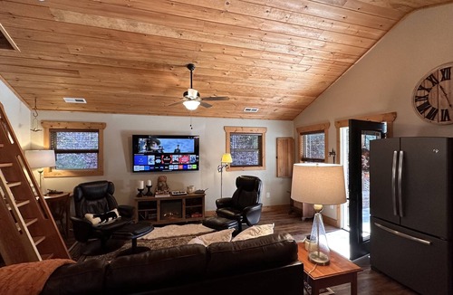 Murphy Cabin | Appalachian Mountain Cabin-Modern-Cozy-Secluded-Fire Pit-Wifi-Pets Welcome