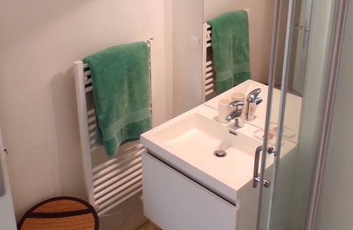 Saint-Sebastien-sur-Loire Apartment | Appartement 4 Pers. au Calme Avec Parking Gratuit