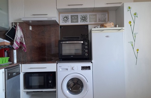 Les Hauts de Canet Apartment | Apparently sleeps 4 in secure residence. Swimming pool and private parking.