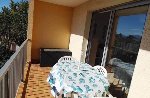 Les Hauts de Canet Apartment | Apparently sleeps 4 in secure residence. Swimming pool and private parking.