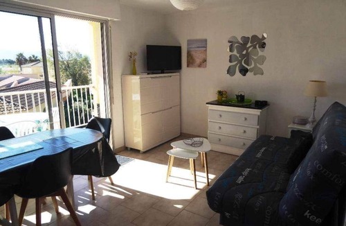 Les Hauts de Canet Apartment | Apparently sleeps 4 in secure residence. Swimming pool and private parking.