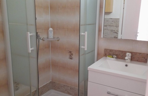 Les Hauts de Canet Apartment | Apparently sleeps 4 in secure residence. Swimming pool and private parking.