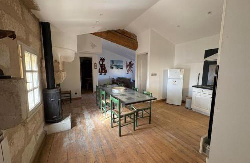 Candillargues Apartment | Appart 6 pers dans château clim, tourelle privée