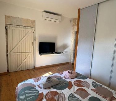Candillargues Apartment | Appart 6 pers dans château clim, tourelle privée