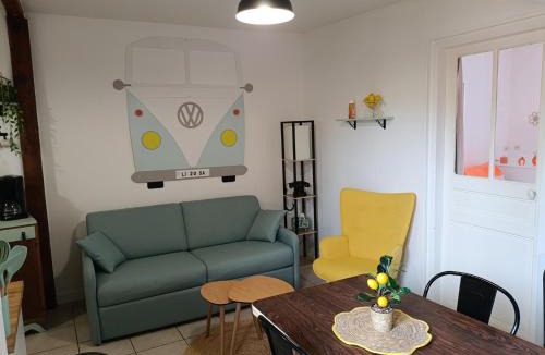 Chateauneuf-en-Thymerais House | Appart' année 70 qui ose les couleurs
