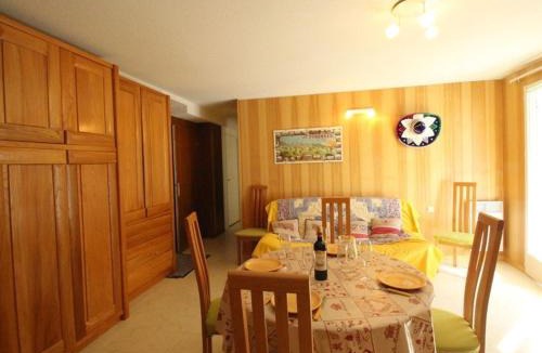 Bagneres-de-Luchon Apartment | Appart. central 6/7 pers. à Bagnères-de-Luchon avec parking et animaux admis - FR-1-313-171